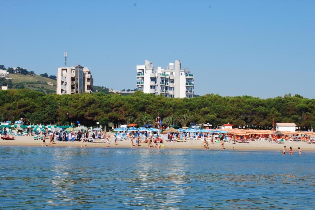 Hotel Meripol Альба-Адриатика Экстерьер фото