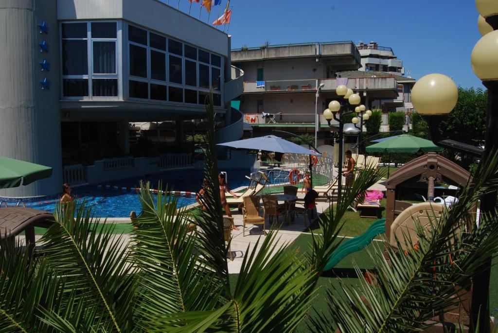 Hotel Meripol Альба-Адриатика Экстерьер фото