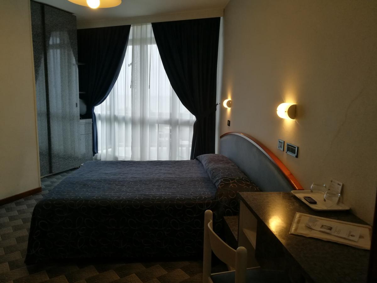 Hotel Meripol Альба-Адриатика Экстерьер фото